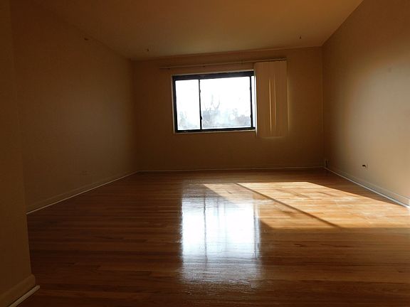 3rd image of 2854 W Glenlake Ave