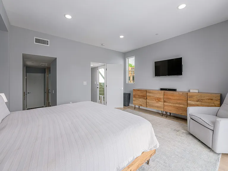 1407 Bates Ave — Photo 12