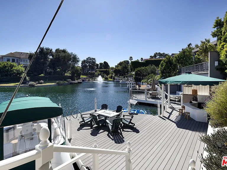 10030 Toluca Lake Ave — Photo 3
