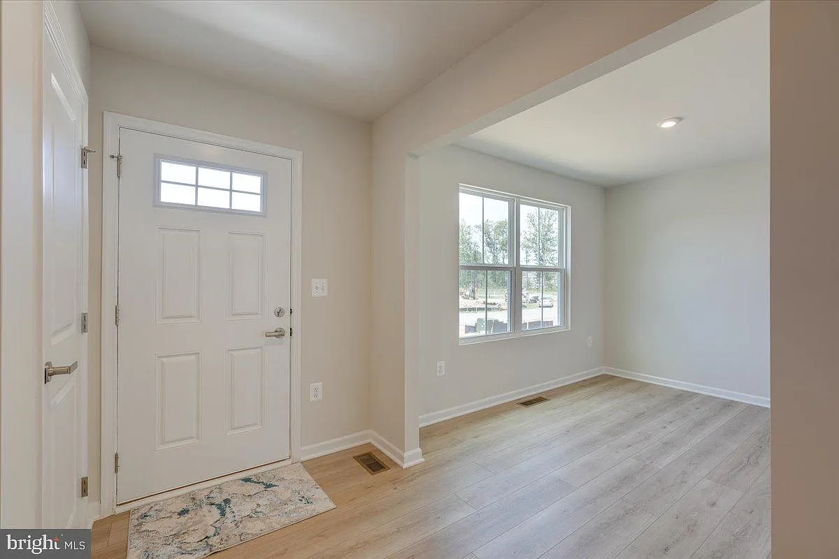 5 bed, 3.0 bath, 2540 sqft, $2,995 — Photo 3