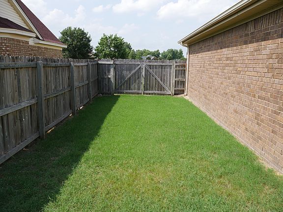 4th image of 654 White Oak Dr