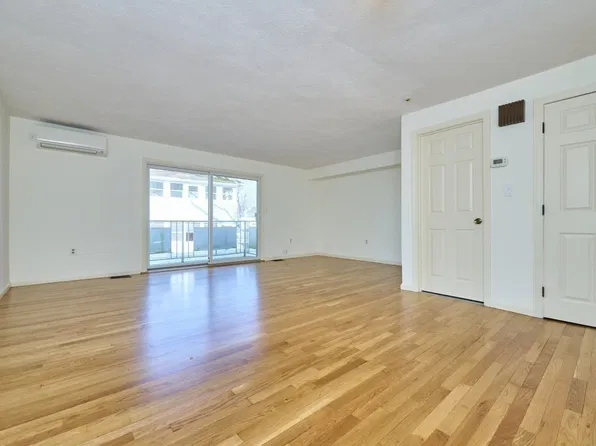 9 Circuit Ln #9, Watertown, MA 02472
