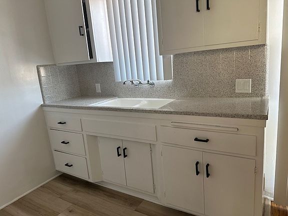5th image of 231 Redondo Ave APT 17