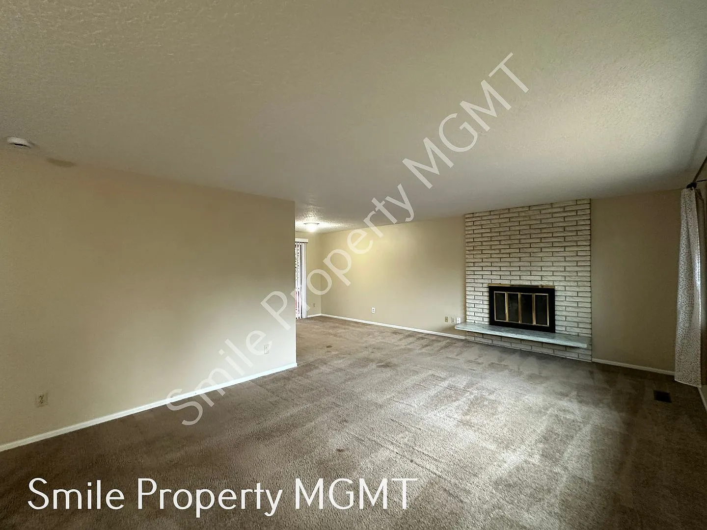 Split - Level House in a Quiet Community — Photo 3