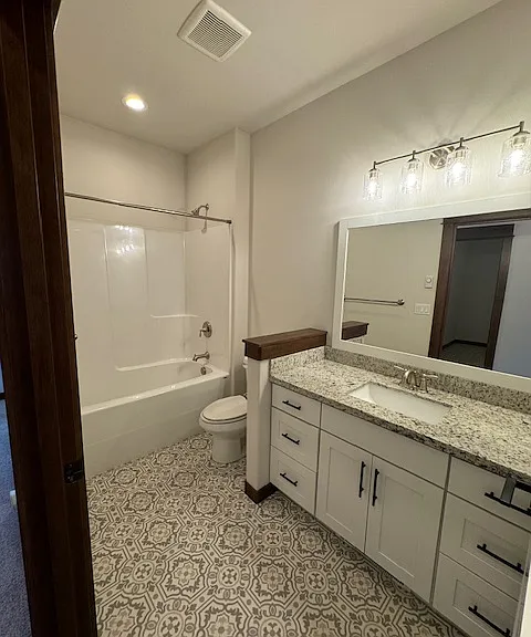 Upstairs Full Bathroom
