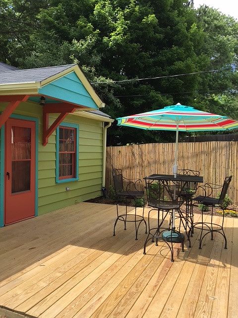 Front deck with enclosed courtyard
