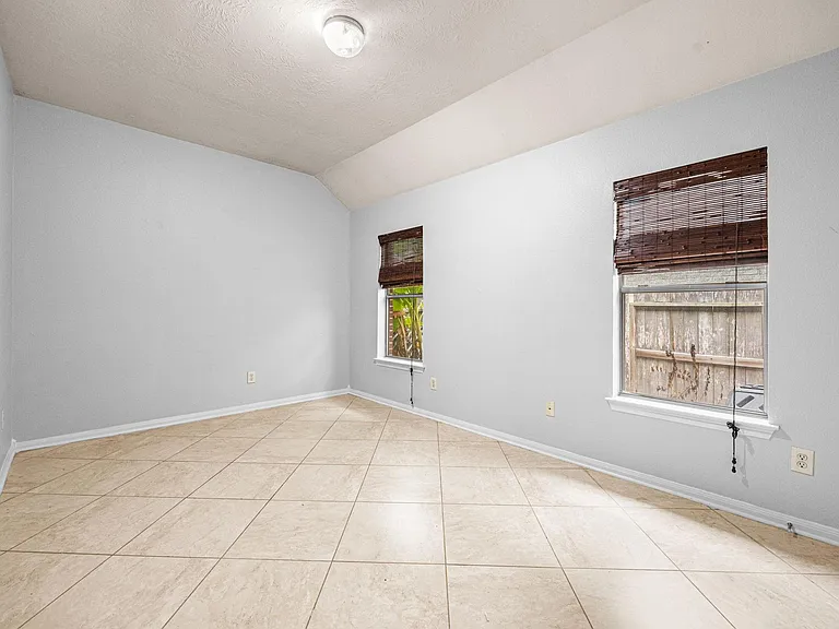 802 Floriencia St — Photo 25