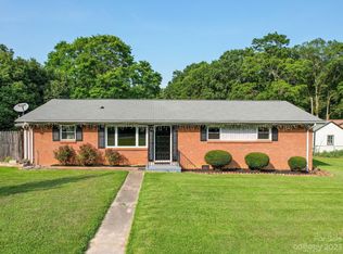 106 Pine Tree Dr, Matthews, NC 28104