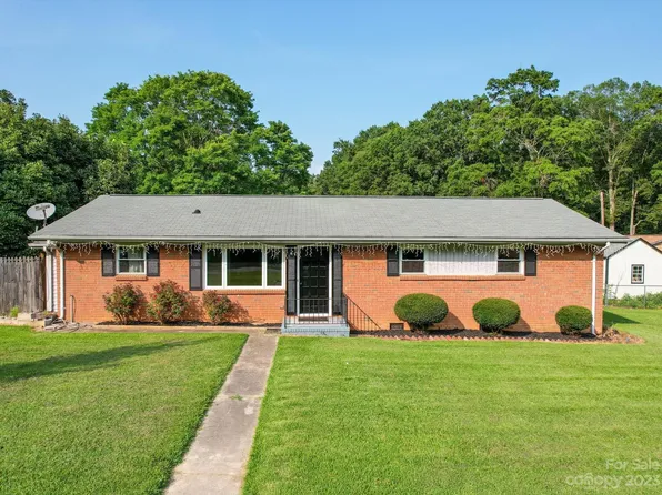 106 Pine Tree Dr, Matthews, NC 28104