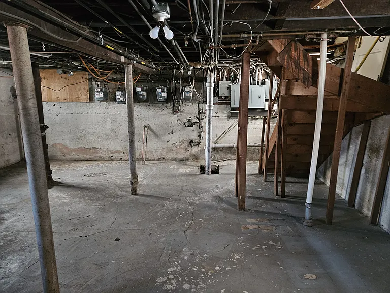 363 Victory Blvd — Photo 9