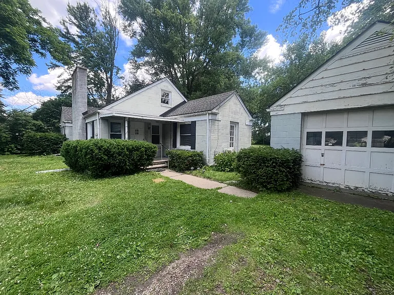 247 Riverside Dr — Photo 2