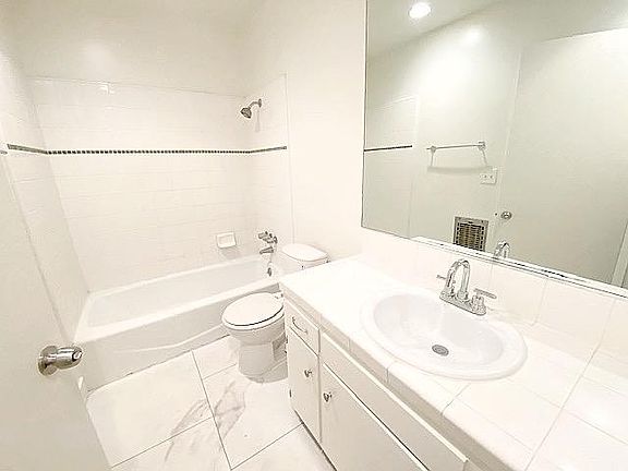 4th image of 435 S Mariposa Ave APT 209