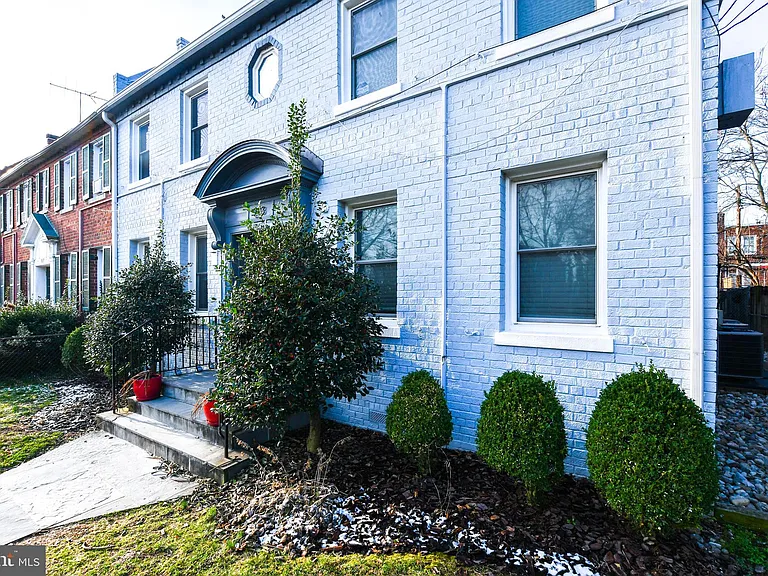 913 Quincy St NE #3 — Photo 2
