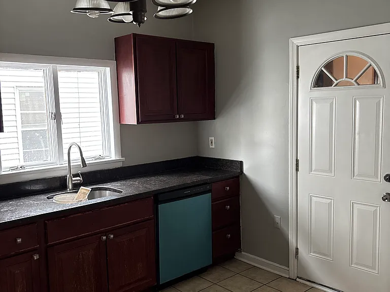 51 Glendale St #B — Photo 5