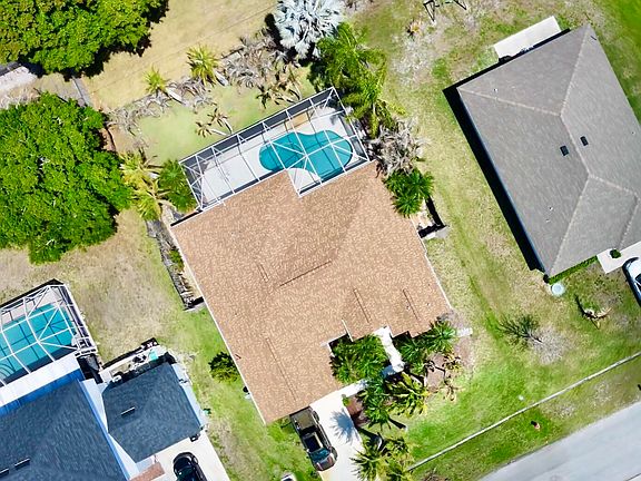5th image of 751 SE Starflower Avenue