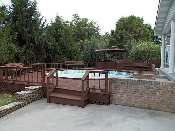 Deck with pool \ Gazeebo bbq