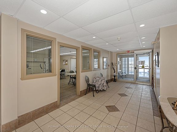 5th image of 2921 Laurier St #406