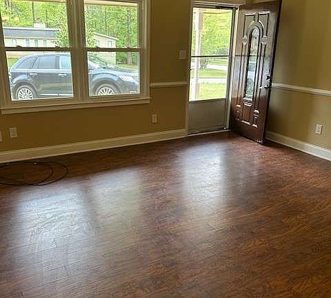 3rd image of 105 Longstreet Cir