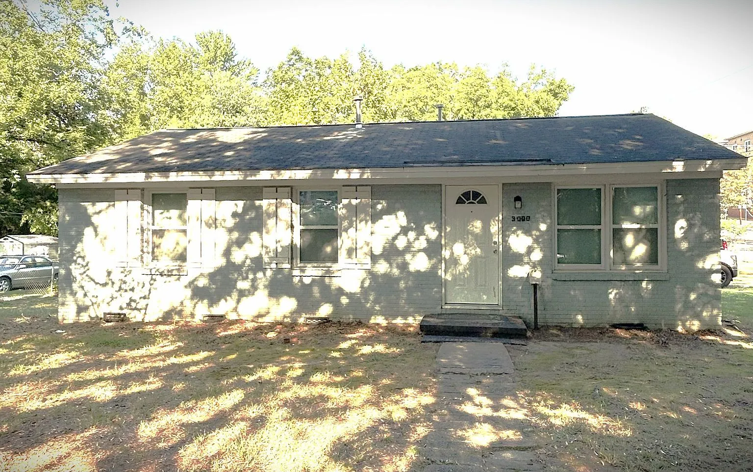 Freshly painted, updated 3 bed, 1 bath Ranch on a fully fenced corner lot, Minutes to Uptown — Photo 1