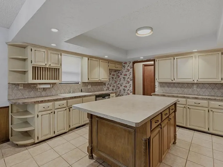 1208 SW 106th St — Photo 5