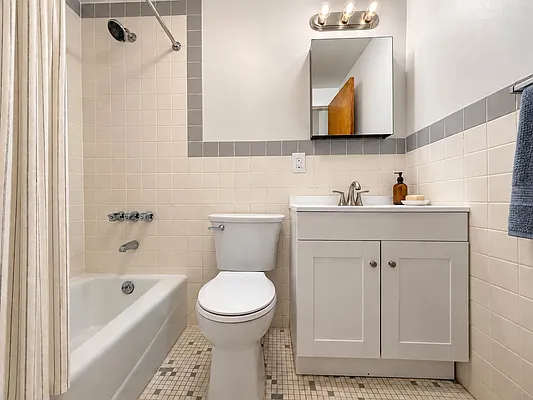 Bathroom, photo 1