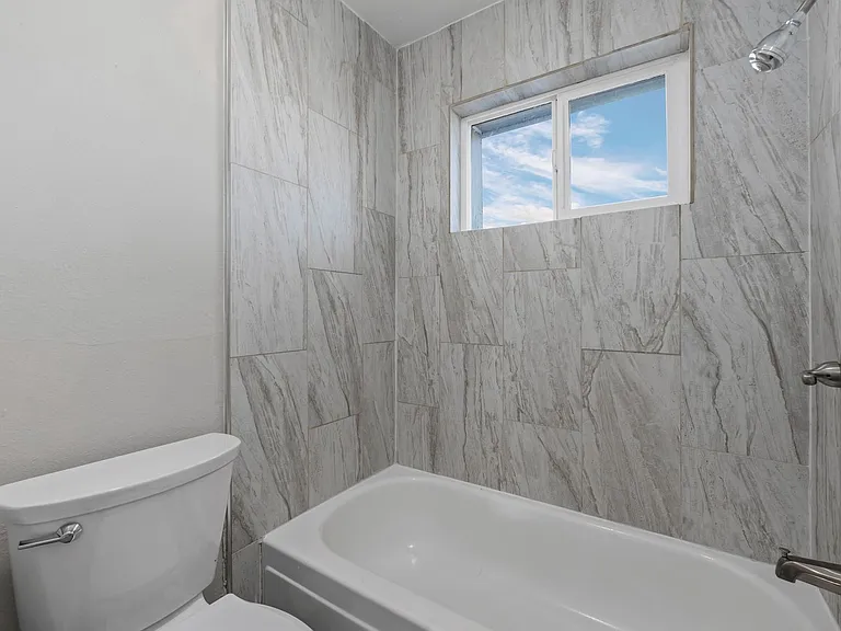 The Atrium - Lease Now, Live Easy — Photo 9