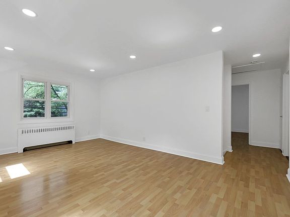 3rd image of 179 Christie Hts #B