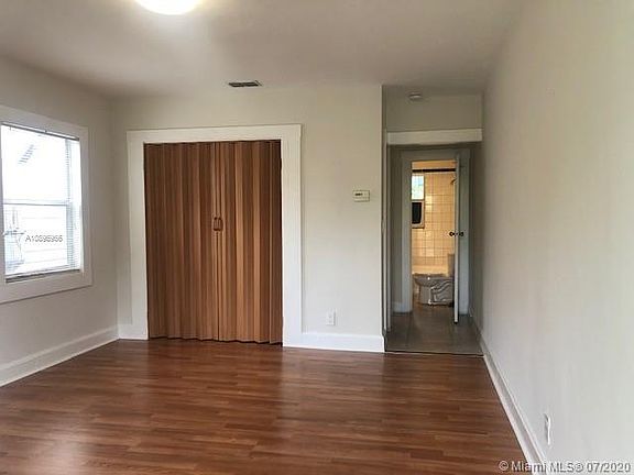 4th image of 527 44th St #527