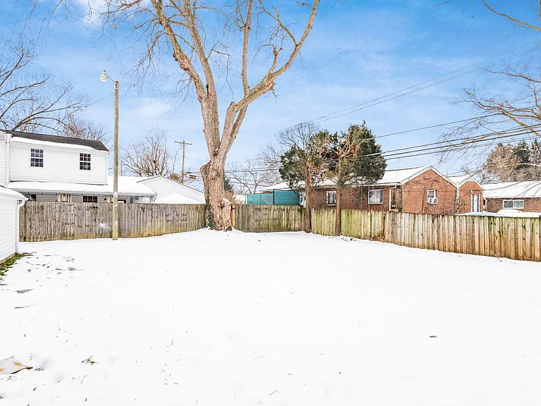 565 Virginia Cir W — Photo 30