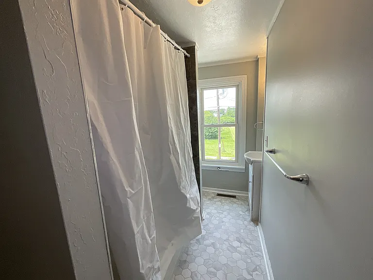 715 Vander Ave — Photo 6