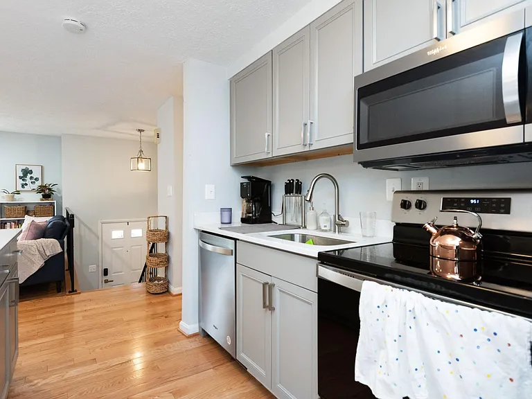 937 Marine Dr — Photo 6