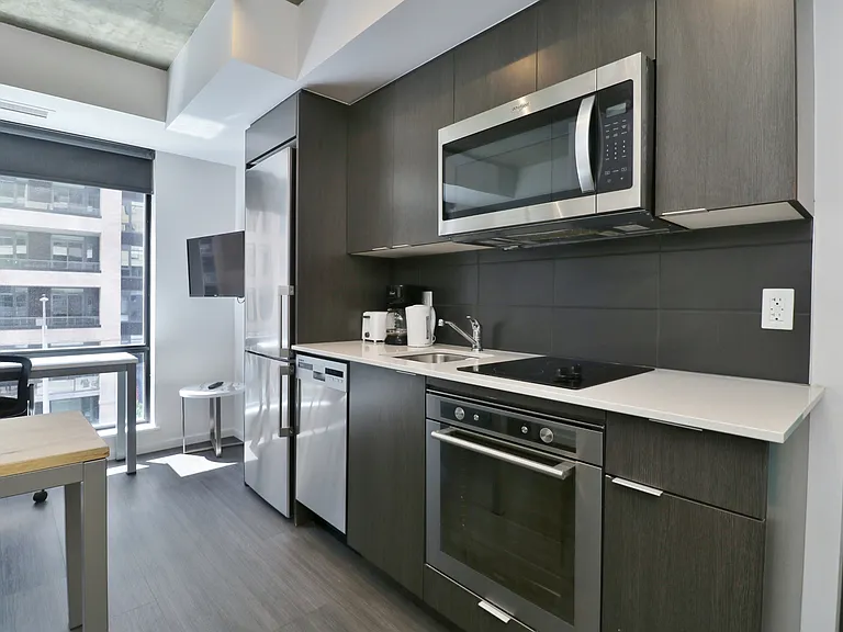 105 Champagne Ave S — Photo 27