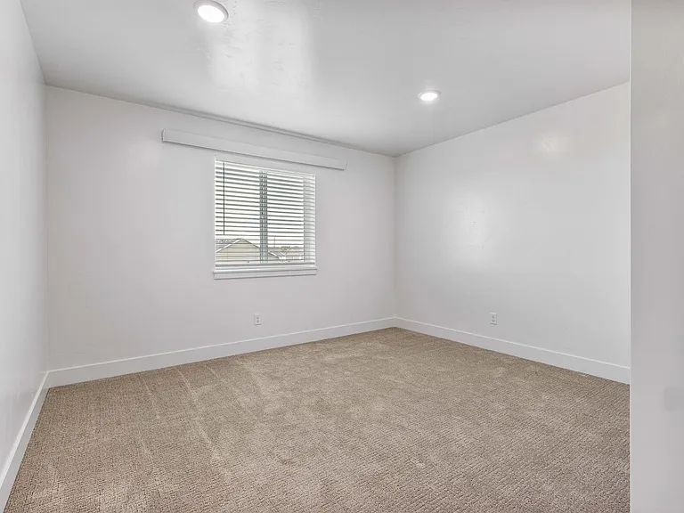 3 Bedroom 1.5 Bathroom — Photo 34