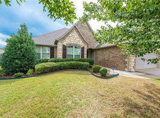 322 N Powderhorn Dr, Fayetteville, AR --