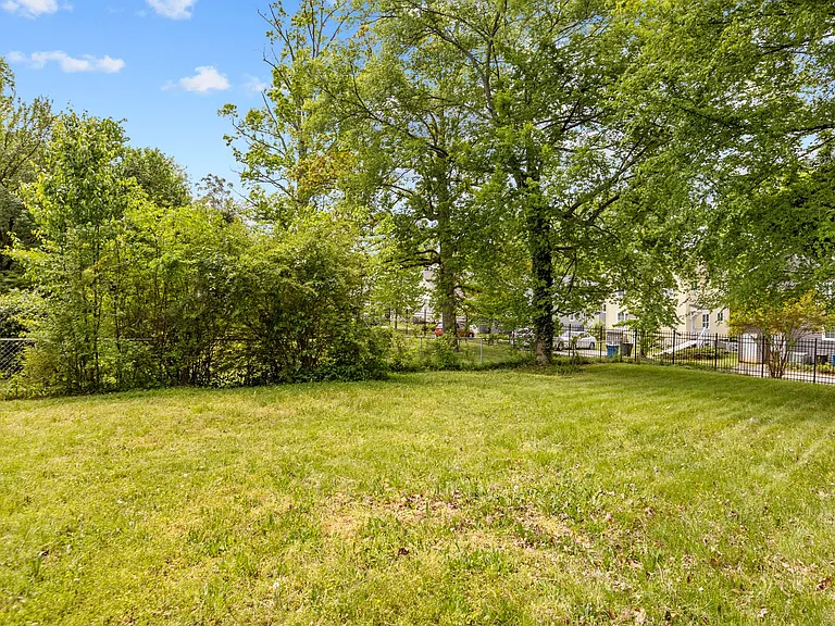 609 N Hyde Park Ave — Photo 3