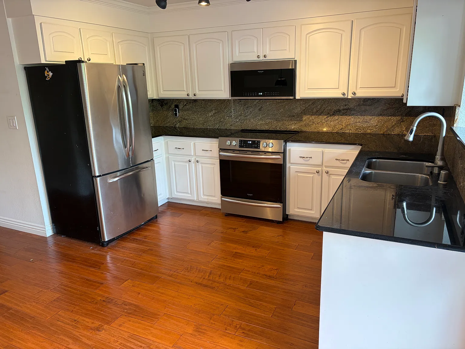 2 bed, 1.5 bath, 1136 sqft, $4,000 — Photo 3