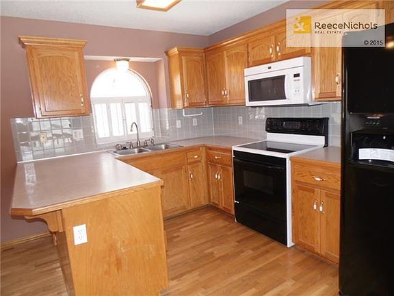 TON OF NEW IN THIS CUSTOM HOME INCLUDING FRIDGE W/ICE MAKER N WATER IN DOOR!