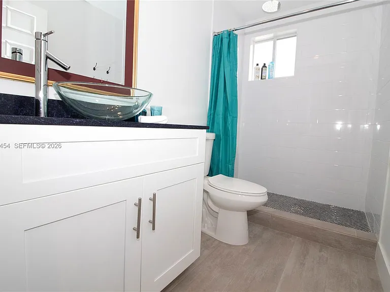 427 NW 34th St #4 — Photo 10