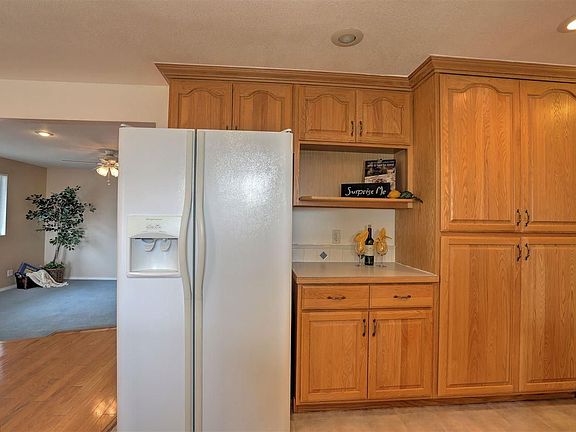 4th image of 723 Snyder St