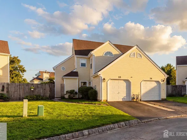 15 Hawthorne Ct, Freehold, NJ 07728