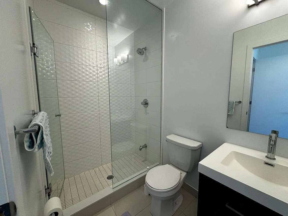 Master Room - Church St & Carlton St — Photo 3