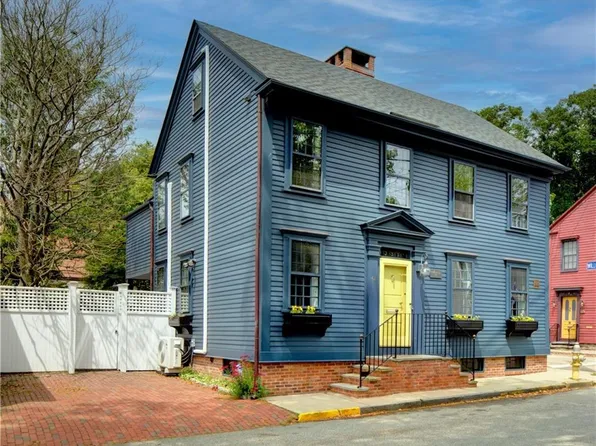 42 2nd St, Newport, RI 02840