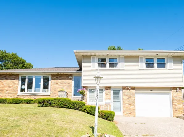 1804 N 13th St, Pekin, IL 61554