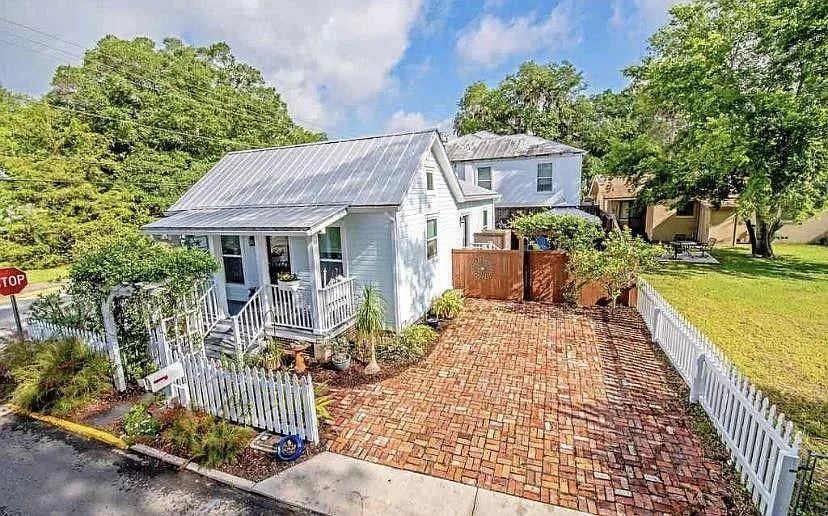 100 Lincoln St