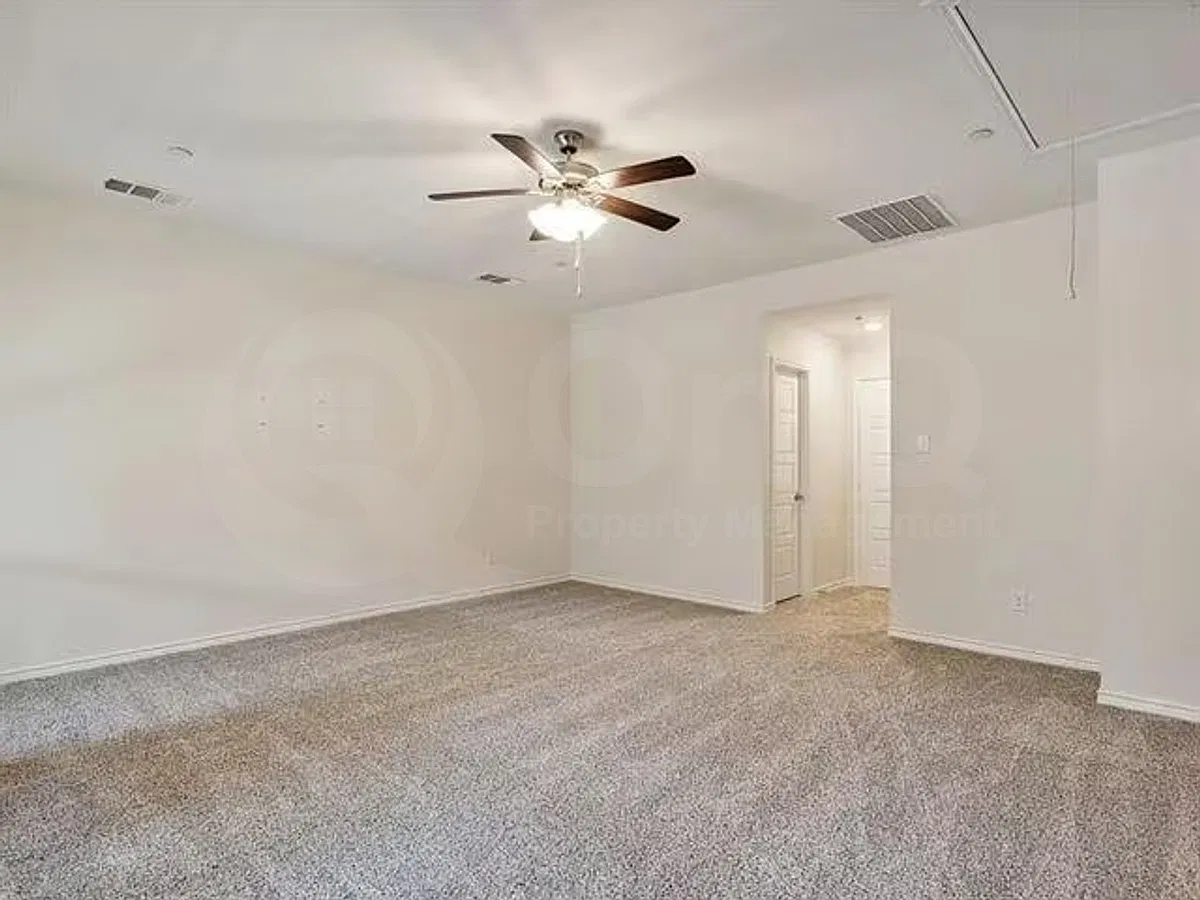 4 bed, 3.5 bath, 2207 sqft, $2,999 — Photo 2
