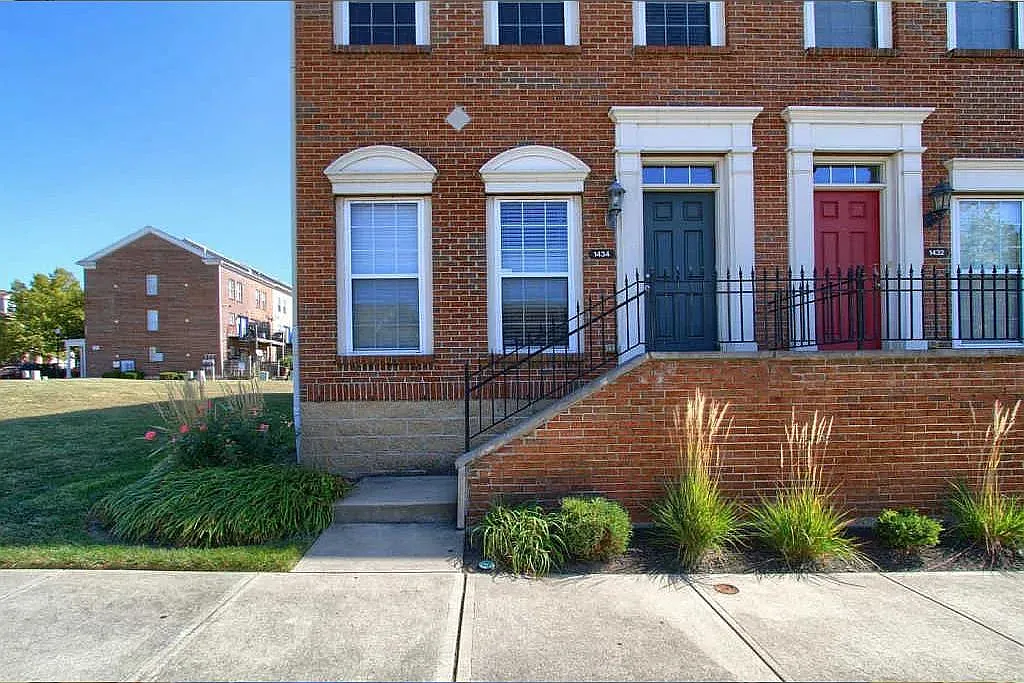 1434 Laurel Park Dr — Photo 1
