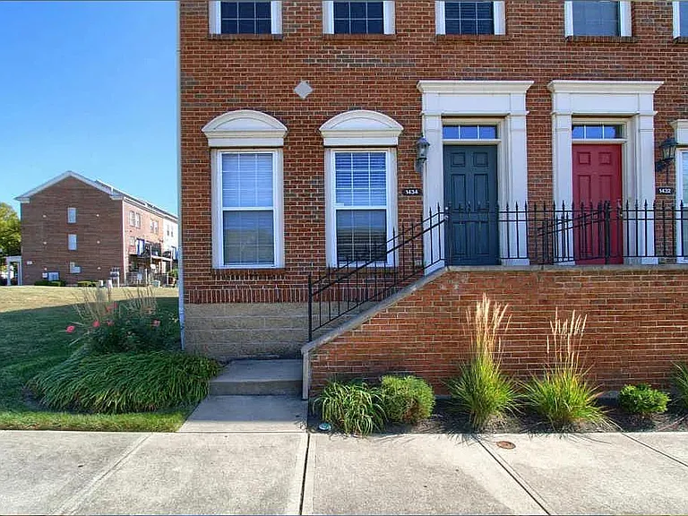 1434 Laurel Park Dr — Photo 1