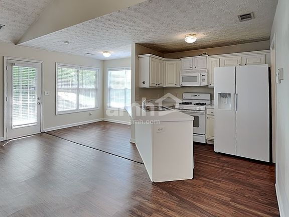 3rd image of 740 Chatham Park Dr