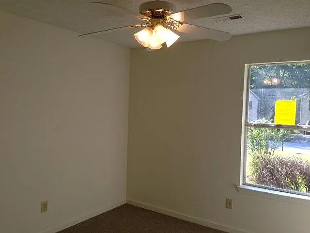 3 bed, 1200 sqft, $1,500 — Photo 2