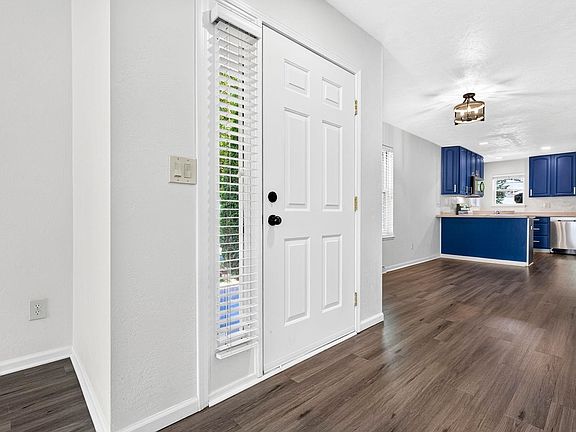4th image of 1027 E Green Tree Ct